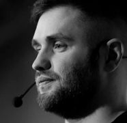 Un tânăr de 32 de ani, trader de criptomonede, a fost găsit mort în mașina sa. Le-a transmis un ultim mesaj rudelor